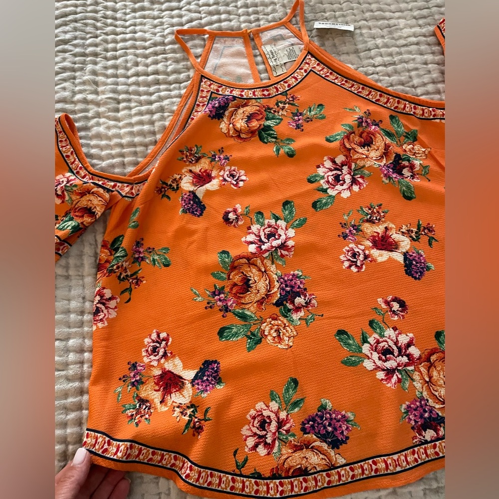 Women’s Flying Tomato Cold Shoulder Flutter Sleeve Top L NWT